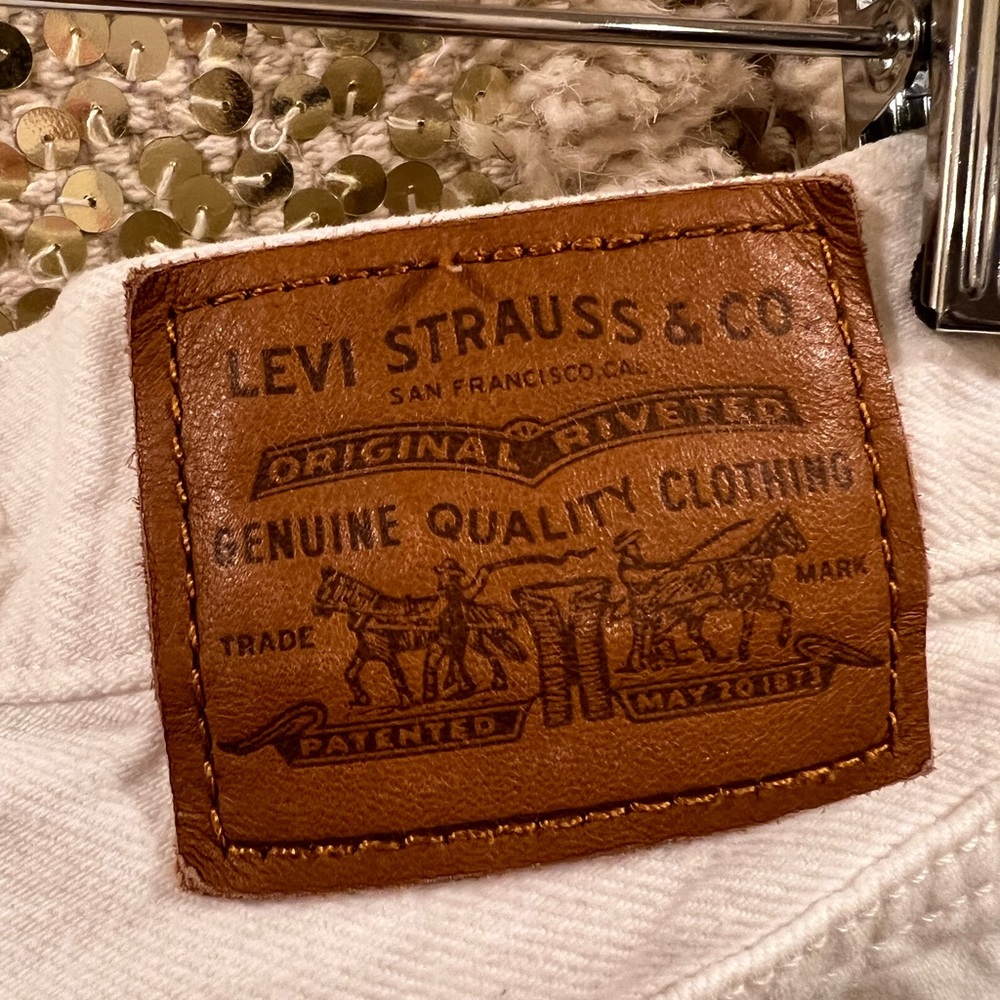 Levi’s Ribcage High Rise Shorts - Picture 8 of 11